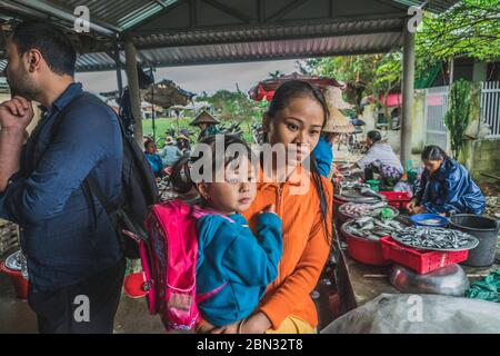 Les gens achètent et vendent des fruits de mer et des légumes sur le marché de la nourriture de rue en Asie. Hoi an, Vietnam - 13 mars 2020 Banque D'Images