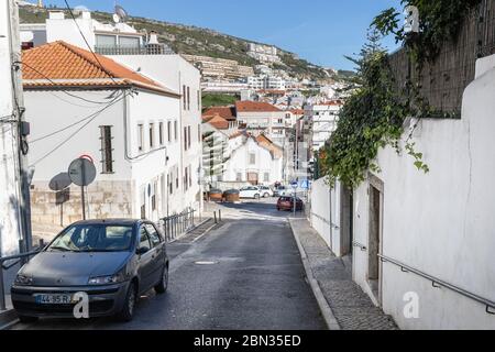 Sesimbra, Portugal - 19 février 2020: Détail de l'architecture de la maison et bâtiment typique dans le centre ville, une journée d'hiver Banque D'Images