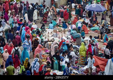 Marché coloré et bondé près de la porte Showa ber, à l'extérieur du centre historique de Harar. Banque D'Images