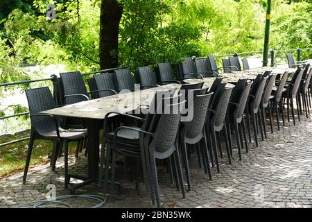 Les restaurants italiens de Merano, dans le Tyrol du Sud, sont toujours fermés en raison de la COVID-19. Chaises et tables empilées et enchaînées. Banque D'Images