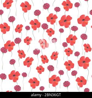 Bouquet de coquelicots et trèfle dessiné à la main. Motif fleuri sans coutures. Banque D'Images