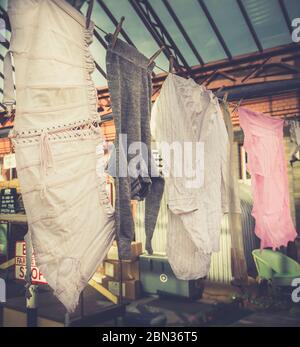 Regard rétro de lavage vintage accroché à une corde à linge, Severn Valley Railway gare d'époque, événement de la Seconde Guerre mondiale des années 1940, Royaume-Uni. Banque D'Images