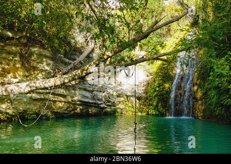 Chutes d'eau des thermes d'Adonis à Paphos, Chypre. Banque D'Images