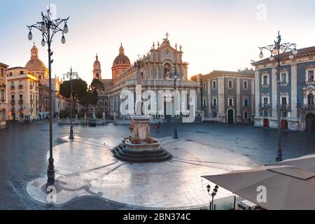 Le premier rayon de soleil sur la Piazza Duomo à Catane et la cathédrale de Santa Agatha et Liotru, symbole de Catane au lever du soleil, Sicile, Banque D'Images