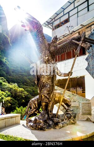 Statue de l'empereur Inca Pachacuti avec puma, condor et serpent, trilogie cosmologique Inca à Aguas Calientes, ville la plus proche de Machu Pichhu, Pérou Banque D'Images