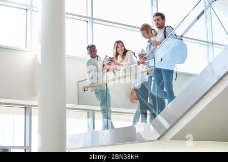 Groupe d'étudiants se tient ensemble pendant la pause dans le bâtiment de l'université Banque D'Images