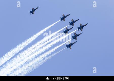 Les Blue Angels survolent le centre-ville de Miami pour rendre hommage aux intervenants de première ligne de la COVID-19. L'équipe de vol de la US Navy vole des F/A-18 Hornet. Banque D'Images