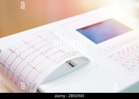 L'équipement médical portable pour ECG avec moniteur Banque D'Images