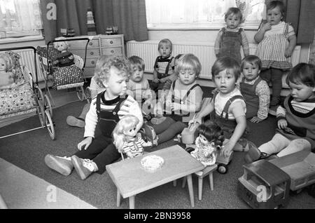 30 novembre 1984, Saxe, Belgern: Les enfants de la maternelle à Belgern (près de Torgau) au milieu des années 1980 s'assoient autour d'une table de poupée dans une institution. Date exacte de l'enregistrement inconnue. Photo: Volkmar Heinz/dpa-Zentralbild/ZB Banque D'Images