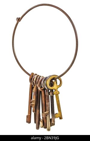 Jeu de clés rouillées vintage accrochées à un anneau isolé sur un fond blanc Banque D'Images
