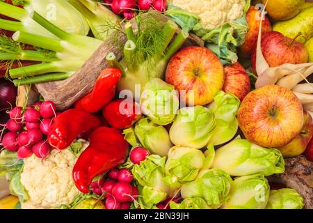 Collecte d'aliments frais biologiques avec des pommes, des poivrons et d'autres légumes Banque D'Images