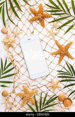 Concept de l'heure d'été avec des coquillages de mer et des étoiles de mer sur un fond en bois blanc. Banque D'Images