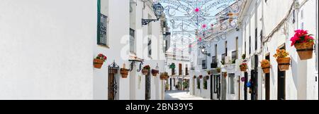 Image panoramique copie blanche vue sur l'espace, rue vide célèbre village de Mijas en Espagne. Charmantes rues étroites avec des décorations du nouvel an, Espagne Banque D'Images