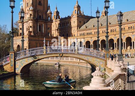 Séville, Espagne: 23 décembre 2019: Les touristes vont en bateau à rames autour de l'eau du fleuve Guadalquivir sur la place Plaza de Espana. Journée ensoleillée, Séville, Espagne Banque D'Images