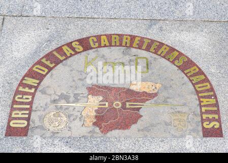 Km 0 du réseau radial de routes espagnoles sur la place Puerta del sol à Madrid, Espagne Banque D'Images
