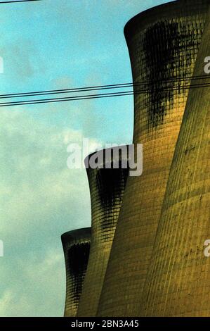 Les tours de refroidissement de la centrale au charbon Ferrybridge, West Yorkshire, dans le nord de l'Angleterre, ont été tournées sur film et traitées en 1997 Banque D'Images