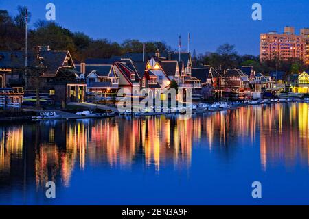 Boathouse Row est un site historique situé à Philadelphie, en Pennsylvanie, sur la rive est de la rivière Schuylkill. Banque D'Images