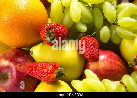 pomme de raisin poire fraise orange. Banque D'Images