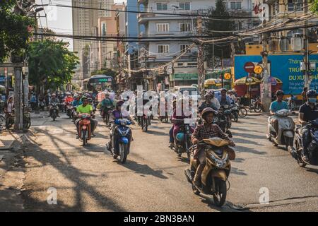 Trafic de pointe très chargé au Vietnam. Ho Chi Minh, Vietnam - 19 mars 2020 Banque D'Images
