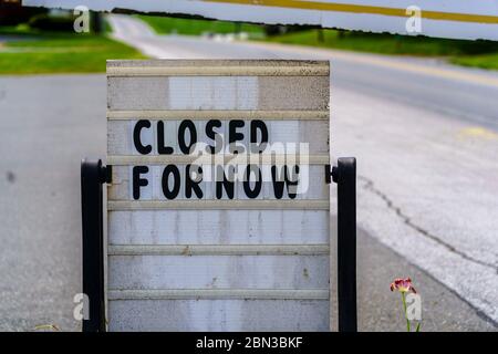 White Horse, PA / USA - 3 mai 2020 : une enseigne fermée pour le moment à un magasin dans le centre-sud de la Pennsylvanie. Banque D'Images