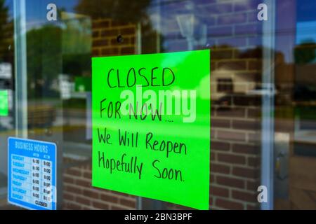 White Horse, PA / USA - 3 mai 2020: Une affiche fermée pour le moment est affichée sur une fenêtre en verre dans un petit restaurant dans le centre-sud de la Pennsylvanie. Banque D'Images