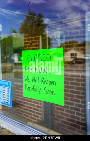 White Horse, PA / USA - 3 mai 2020: Une affiche fermée pour le moment est affichée sur une fenêtre en verre dans un petit restaurant dans le centre-sud de la Pennsylvanie. Banque D'Images