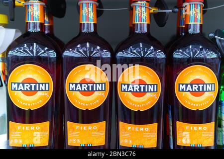 Tyumen, Russie-04 mai 2020: Plateau de bouteilles Martini Fiero en trois rangées sur un stand de supermarché Banque D'Images