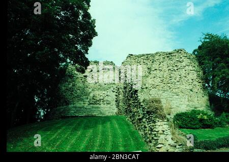 Château de Pontefract, West Yorkshire, Angleterre du Nord, tourné sur film et traité en croix Banque D'Images