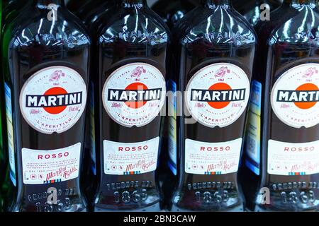 Tyumen, Russie-04 mai 2020: Vermouth Martini Rosso dans une bouteille de verre de 1 litre a été mis en vente dans hypermarché Banque D'Images