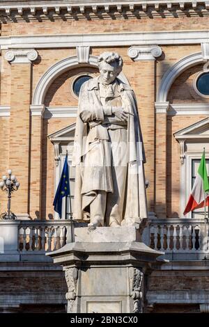 La statue de Giacomo Leopardi, dédiée au poète, se trouve sur la place Giacomo Leopardi, dans la ville de Recanati, en marche, en Italie. Banque D'Images