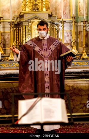 Messe catholique à montford sur risle (eure) pendant l'épidémie de Covid-19 Banque D'Images