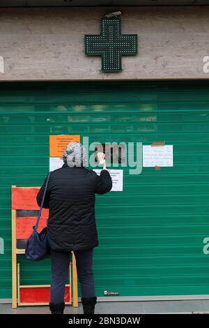 Chimiste (pharmacie) pendant l'épidémie de Covid-19 en france Banque D'Images