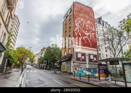 Rue ménilmontant déserté le 1er mai Banque D'Images