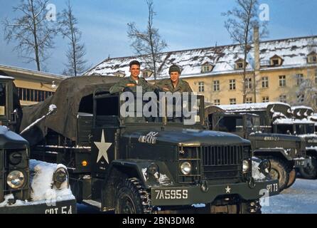 Soldats AMÉRICAINS stationnés en Allemagne au milieu des années 1950 – deux membres du 160e Groupe de signalisation sont photographiés sur un véhicule militaire dans la neige hivernale. A partir de 1955, le 160e Groupe de signalisation a assuré des communications dans toute l'Allemagne sous la 7e (septième) Armée américaine pendant l'après-guerre à partir d'un QG à Panzer Kaserne (PK), à Böblingen (Boeblingen) près de Stuttgart. Le QG de la 7e Armée américaine était à proximité de la caserne de patchs. Banque D'Images