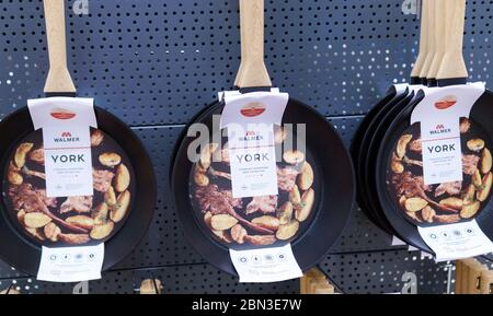 Tyumen, Russie-mai 04, 2020: Marque york walmer. Accessoires de cuisine casseroles, stand dans un hypermarché Banque D'Images