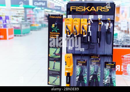 Tyumen, Russie-mai 04, 2020: Le magasin vend des Fiskars de marque. Ciseaux, sécateurs, se tiennent dans un hypermarché Banque D'Images