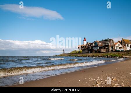 Urk Nehterlands, petit village de pêcheurs Urk avec est phare coloré au bord du lac Ijsselmeer pays-Bas Flevoland Banque D'Images