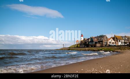 Urk Nehterlands, petit village de pêcheurs Urk avec est phare coloré au bord du lac Ijsselmeer pays-Bas Flevoland Banque D'Images