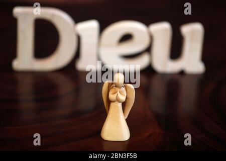 Lettres en bois formant le mot Dieu ( Dieu ) avec ange. Symbole chrétien. Banque D'Images