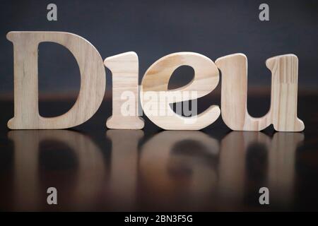 Lettres en bois formant le mot Dieu ( Dieu ). Symbole chrétien. Banque D'Images