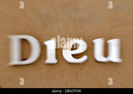 Lettres en bois formant le mot Dieu ( dieu ) sur fond de sable de plage. Symbole chrétien. Banque D'Images