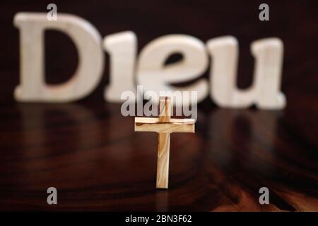 Lettres en bois formant le mot Dieu ( Dieu ) avec une croix. Symbole chrétien. Banque D'Images