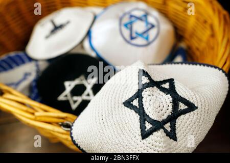 Coiffures juives traditionnelles Kippah avec Star of David. France. Banque D'Images