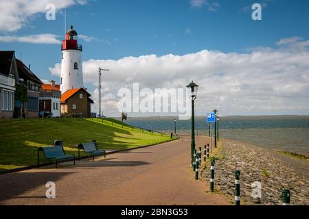 Urk Nehterlands, petit village de pêcheurs Urk avec est phare coloré au bord du lac Ijsselmeer pays-Bas Flevoland Banque D'Images