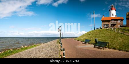 Urk Nehterlands, petit village de pêcheurs Urk avec est phare coloré au bord du lac Ijsselmeer pays-Bas Flevoland Banque D'Images