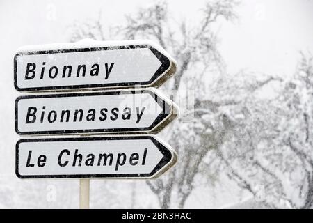 Alpes françaises en hiver. Chute de neige fraîche. Bionnassay. Saint Gervais les bains. France. Banque D'Images