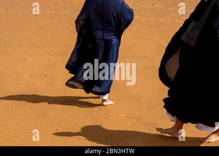 Sesshin Zen (retraite) dans le désert du Sahara, Maroc. Hin de kin (méditation de marche) Banque D'Images