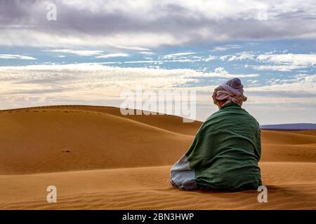 Sesshin Zen (retraite) dans le désert du Sahara, Maroc. Zazen (méditation). Banque D'Images