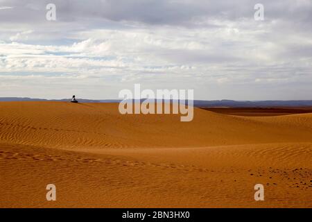 Sesshin Zen (retraite) dans le désert du Sahara, Maroc. Zazen (méditation). Banque D'Images