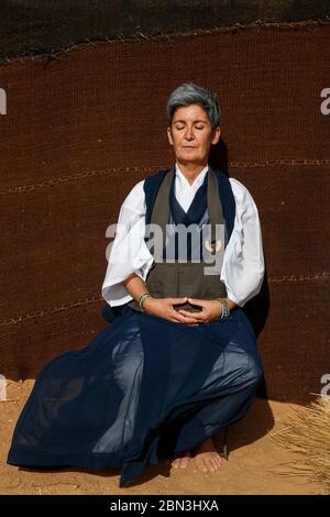 Sesshin Zen (retraite) dans le désert du Sahara, Maroc. Zazen (méditation). Banque D'Images